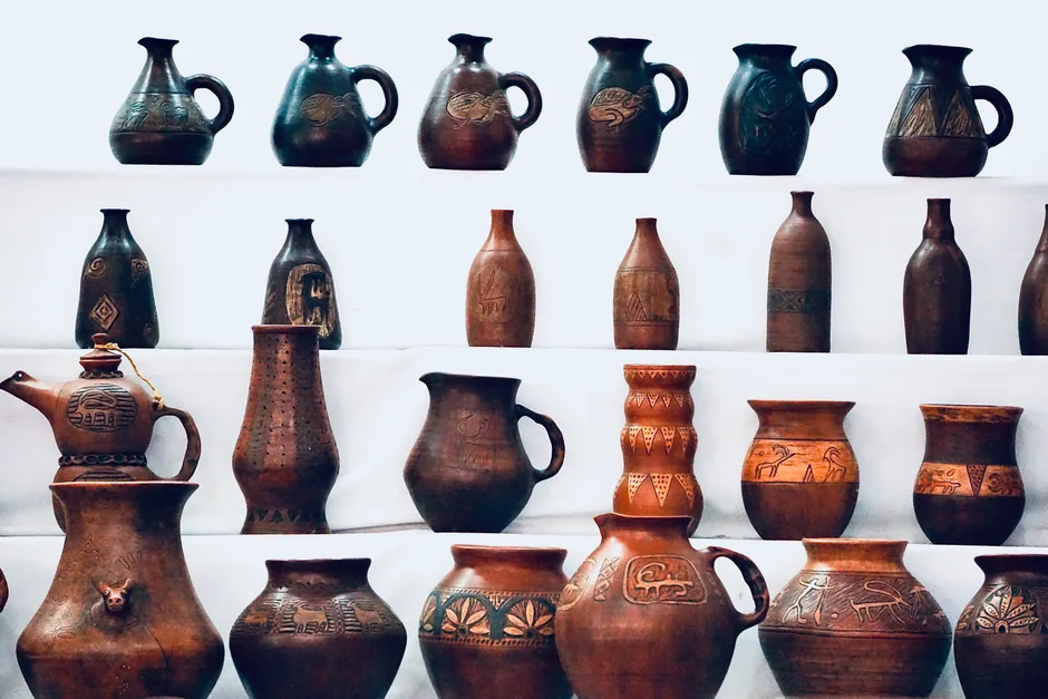 Objets antiques présentés dans une vitrine de musée